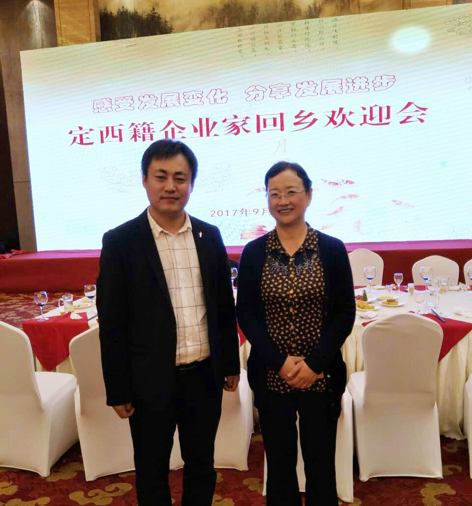 定西籍企业家回乡中秋茶话会巨推传媒CEO柴潇和市委常委、市政府常务副市长黄爱菊合影