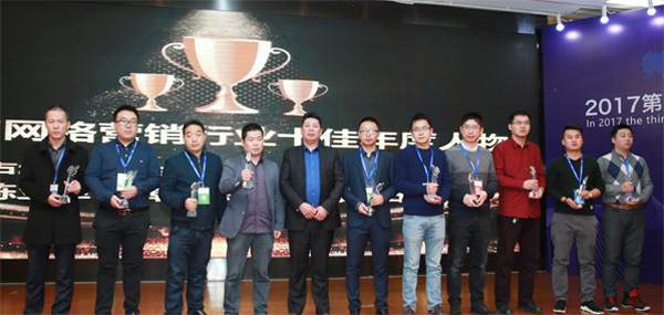 李胜洪主席为获得巨推奖2017网络营销行业十佳年度人物奖对个人颁发奖杯