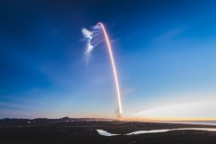 SpaceX 发射的猎鹰九号火箭轨迹太美，意外造成推特上 UFO 骚动